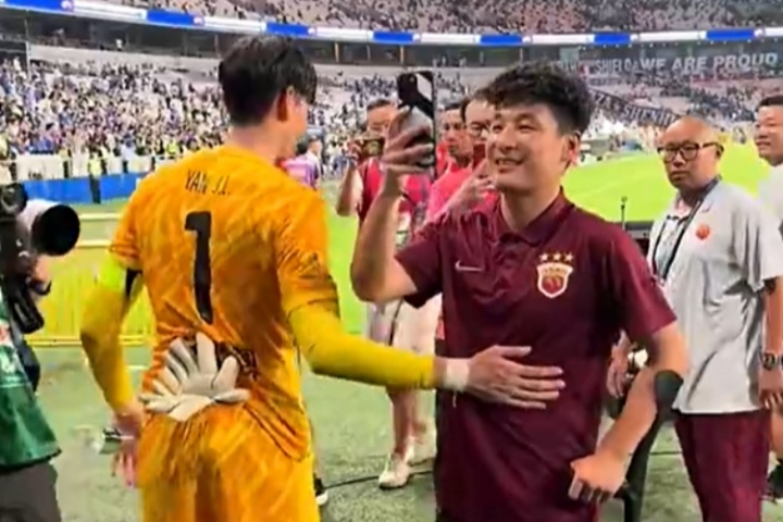 火药味还在延续！德比赛后武磊遭遇骂声，掏出手机拍下这一幕