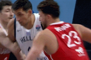 收获不大！申京被犯规后土耳其挑战成功升级违体 但前者两罚不中