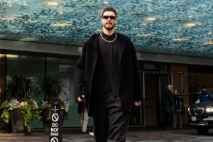 火箭众将今日入场穿搭：申京大佬范 奥科吉亮色系外套抢眼