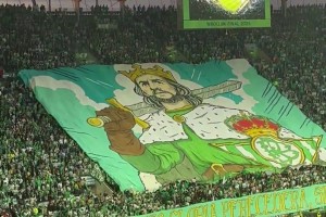 冲击奖杯！贝蒂斯球迷这巨型Tifo太有气势了