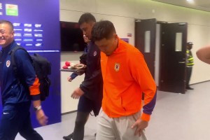 牛志明：赛后王大雷走路一瘸一拐，比赛中撞门柱那下伤了