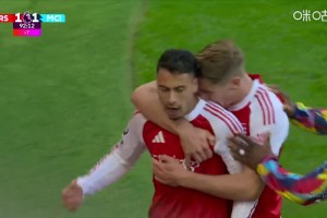 替补奇兵埃泽长传送助攻，马丁内利单刀吊射绝杀曼城！