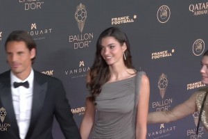 索默携妻子走金球奖红毯，妻子居然比索默还高啊！