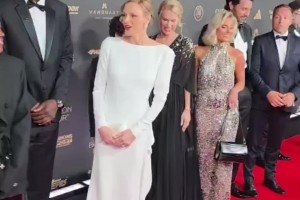 真贵族的气质！摩纳哥夏琳王妃出席金球奖典礼，太优雅了！