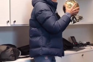 登贝莱归队，恩里克亲了亲他刚领回来的金球