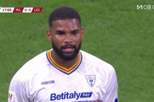 米兰多打一人！恩昆库被放倒，主裁查看VAR后西伯特直红离场！