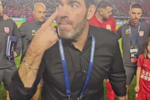 补时连进两球绝平！实拍：亚泰主帅苏亚雷斯赛后激情讲话