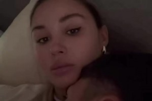 男友给女友烫发时看到梅西进球后不淡定了，直接烫掉一戳头发