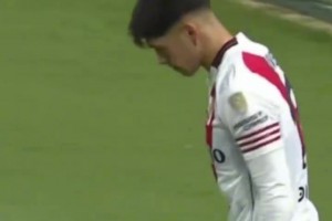 足球拯救人生！两年前街头卖零食的里维罗，入选阿根廷国家队！