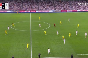 没能拼过速度！穆里奥拉倒维尼修斯，吃到第二张黄牌被罚下