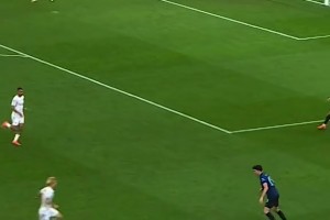 最强左中卫！国米官推：你敢相信这是一名中卫球员做出的动作吗