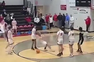 一拳KO！美国校园篮球赛发生冲突，一白人小伙被黑人小伙打昏