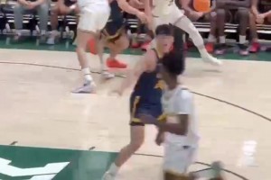 王俊杰在NCAA这记金鸡独立跳投，有没有点诺维斯基的感觉？