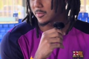 含情脉脉！孔德在和中国女主持学中文时一直看着对方~