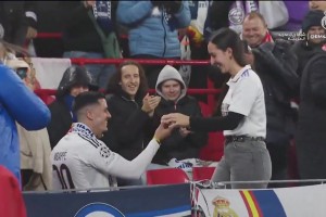 安菲尔德球场求婚！两名皇家马德里球迷即将步入婚姻殿堂！